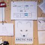 A norvég természetkutató intézet (NINA) által működtetett sarki rókatenyésztő állomás irodaházának falán a sarki rókák pároztatásának terve, 2024. február 4-én