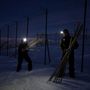 Craig Jackson (jobbra) és Kristine Ulvund természetvédelmi biológusok bambuszrudakat állítanak fel, hogy megvédjék a sarki rókákat a sasok támadásaitól a Norvég Természetkutató Intézet (NINA) által működtetett sarki rókatenyésztő állomáson, Oppdal közelében, Norvégiában, 2024. január 30-án