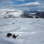 Hószánnyomok a Norvég Természetkutató Intézet (NINA) által működtetett sarki rókatenyésztő állomáson, Oppdal közelében, Norvégiában, 2023. március 23-án