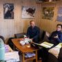 Marianne W. Furnes állatorvos, Craig Jackson, Kristine Ulvund és Kang Nian Jap természetvédelmi biológusok szünetet tartanak a rókák orvosi vizsgálata közben a Norvég Természetkutató Intézet (NINA) által működtetett sarki rókatenyésztő állomáson, Oppdal közelében, Norvégiában, 2023. július 26-án