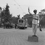 Rendőr a Kálvinon 1948-ban a Petőfi téri Petőfi szobor kéztartására emlékeztetve.