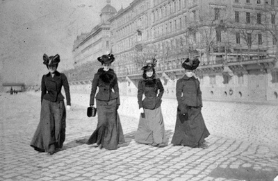 Girl Power 1901-ből. A Visy lányok a pesti alsó rakparton a Vigadó térnél.