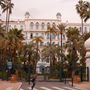 Az egykori Grand Hotel Orient. 1929-ben így hirdették a Pesti Naplóban: „Hírneves luxusszálló. Déli fekvés, évszázados pálmapark. Az arisztokrácia és legelitebb társaságok otthona.”