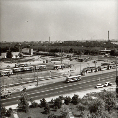 Az Örs vezér tere a Sugár hídjáról fotózva: balra Kőbánya (Árkád, hátrébb a metró), jobbra Zugló (HÉV-megálló, hátrébb a Kerepesi úti lakótelep. Készült 2009-ben