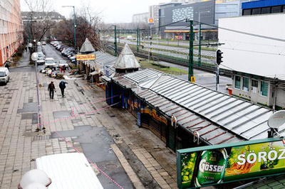 Az Örs vezér tere a Sugár hídjáról fotózva: balra Kőbánya (Árkád, hátrébb a metró), jobbra Zugló (HÉV-megálló, hátrébb a Kerepesi úti lakótelep. Készült 2009-ben