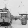 1970, vagyis a metróvégállomás megépülte előtt még a Keletiig járt a HÉV. Itt is épp átmegy egy szerelvény a 68-as villamos előtt