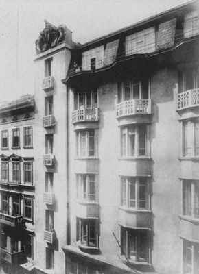 A szintén Medgyaszay tervezte egykori TÉBE Bankház a Hild téren. Ilyesmi lehetne ma a Dorottya utca 8., ha szerencsésebben alakul a sorsa