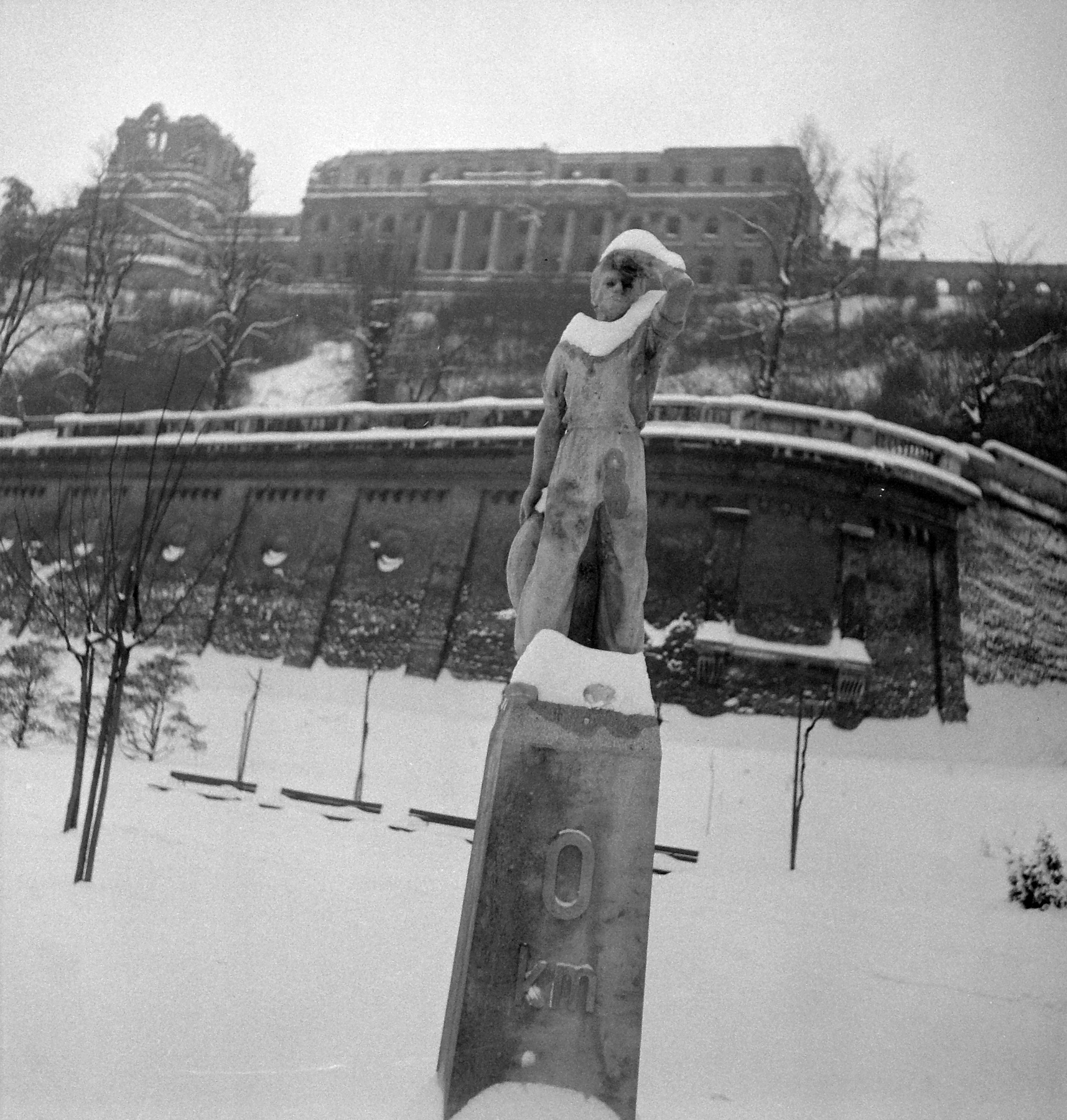 Borsos Miklós firssen átadott szobra 1975-ben