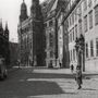 Szentháromság tér a Halászbástyáról nézve 1941-ben. Balra a Mátyás-templom, szemben a Pénzügyminisztérium épülete, jobbra az egykori Jezsuita Akadémia (ma Hilton szálló van a helyén)