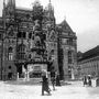 Szentháromság tér, Szentháromság-szobor, mögötte a Pénzügyminisztérium. 1914