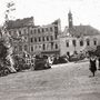 Szentháromság tér, 1945. Szemben, jobbra  a régi budai városháza az óratoronnyal