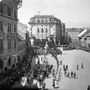A Dísz tér északi oldala, 1927. Az egyemeletes fogadó helyére itt már egy hatalmas monstrumot húztak fel.