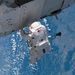 2006. szeptember. Joe Tanner űrsétája a Nemzetközi Űrállomás egyik szegmensénél.