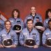 A Challenger személyzetének tagjai. Első sor balról jobbra: Mike SMITH, Dick SCOBEE és Ron McNAIR űrhajósok. Hátsó sor balról jobbra: Ellison ONIZUKA, Christa McAULIFFE tanárnő, Greg JARVIS és Judith RESNIK asztronauták. 