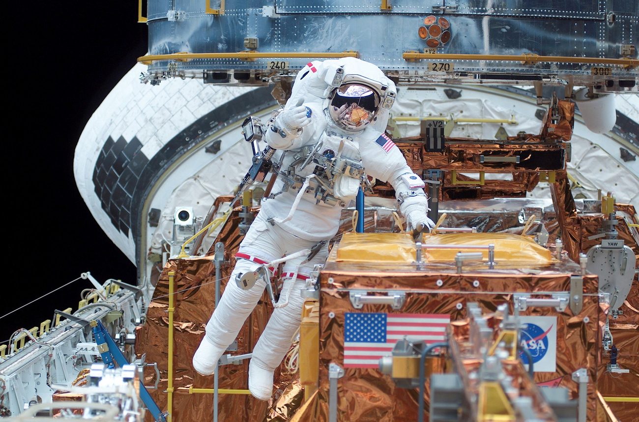 James H. Newman, az STS-109-es küldetés űrhajósa a Hubble-t bütyköli.