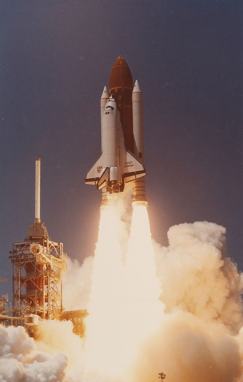1984. április 7. STS-41C: A repülés célja a LDEF (Long Duration Exposure Facility) kutatóplatform Föld körüli pályára állítása (a képen) és az SMM (Solar Maximum Mission) műhold megjavítása.