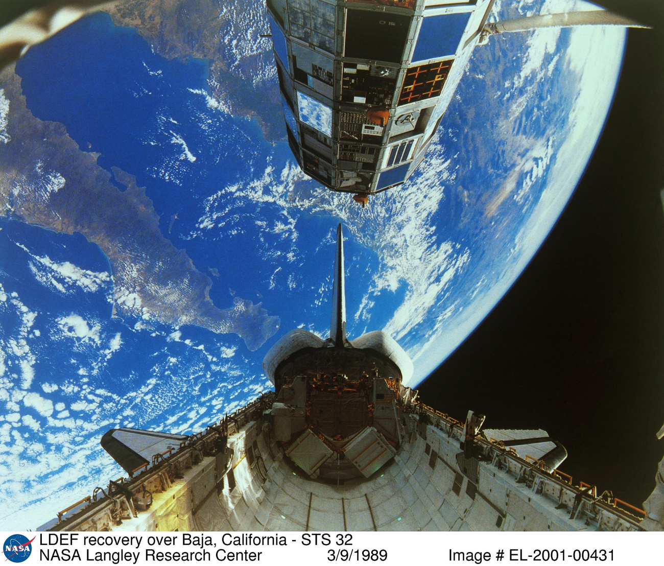 1984. április 7. STS-41C: A repülés célja a LDEF (Long Duration Exposure Facility) kutatóplatform Föld körüli pályára állítása (a képen) és az SMM (Solar Maximum Mission) műhold megjavítása.