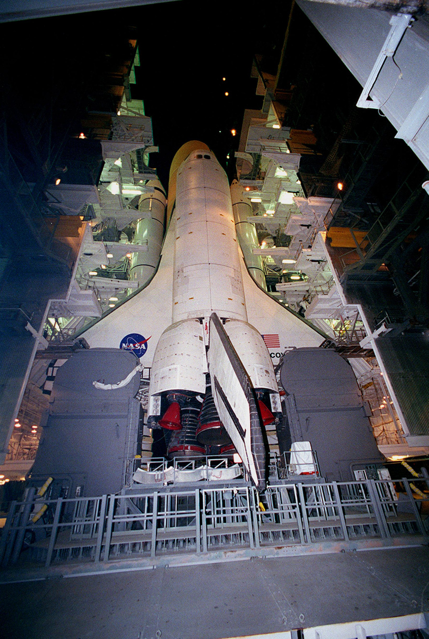 2010. április 20. Az STS-131-es küldetésről visszatért Discoveryt betolják a hangárba.
