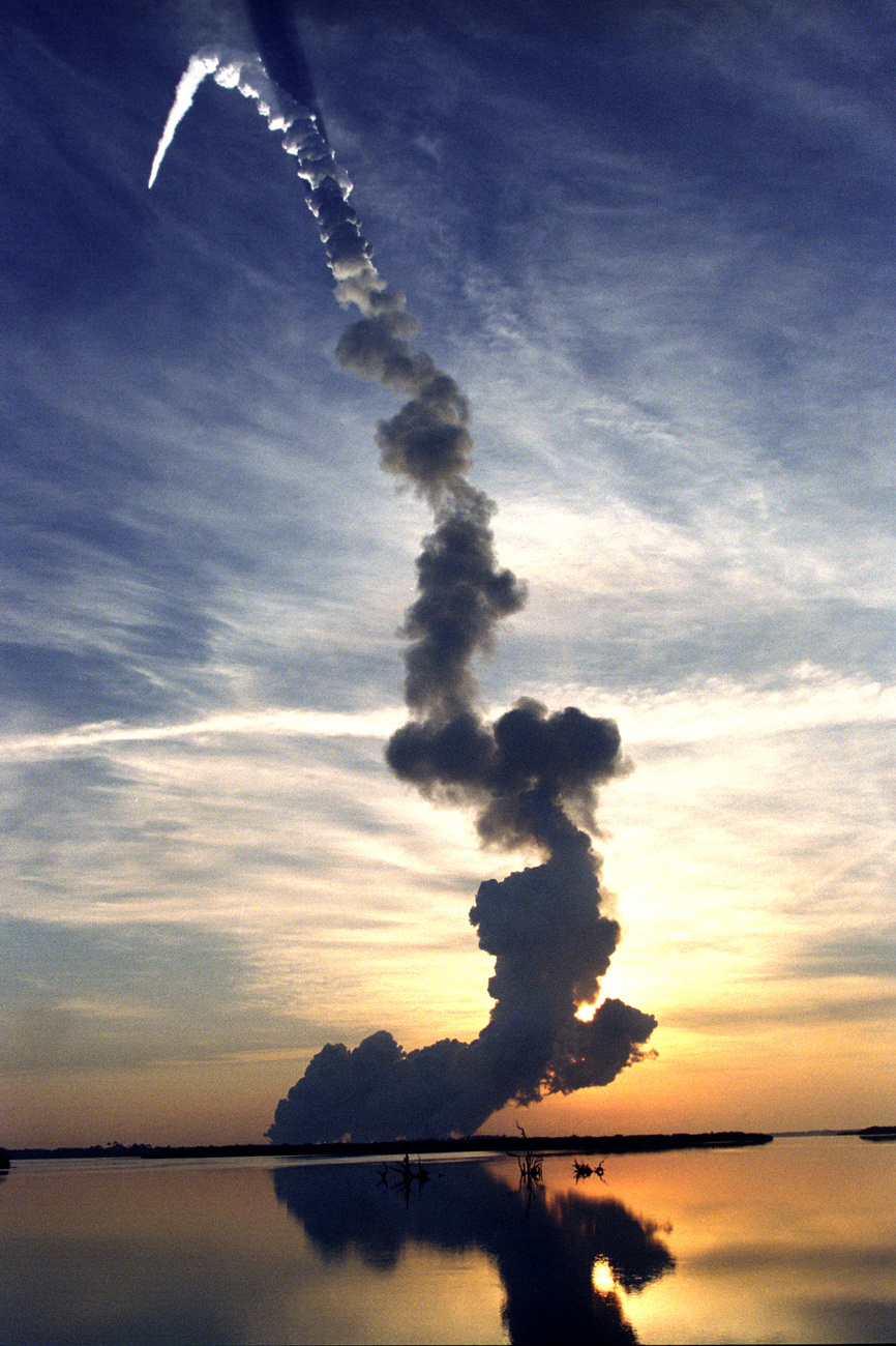 2010. április 20. Az STS-131-es küldetésről visszatért Discoveryt betolják a hangárba.
