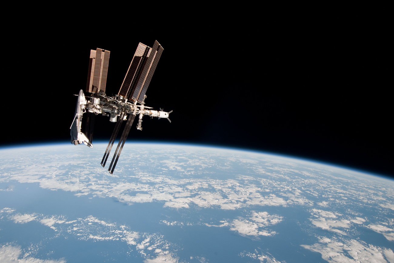 Az Endeavour összesen 299 napot töltött az űrben 1992-es első repülése óta, 4671-szer kerülte meg a Földet és 197 761 262 kilométert repült.