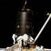 1992. május 13. STS-49: az űrsikló három asztronautája harmadik próbálkozásra kézzel fogta be az Intelsat VI műholdat. 