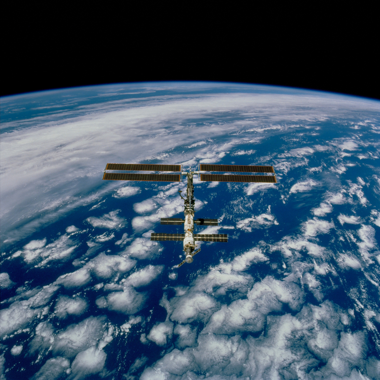 2010. február 9. Az STS-130-as küldetésen lévő űrsikló közelít a Nemzetközi Űrállomáshoz (ISS).