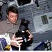 2001. április 21. STS-100: Jeffrey S. Ashby űrsiklópilóta beállítja Hasselblad középformátumú fényképezőgépét, hogy fényképeket készítsen a közeledő Nemzetközi Űrállomásról.
