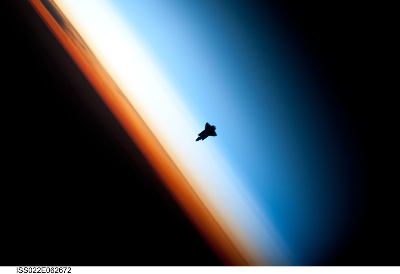 2010. február 9. Az STS-130-as küldetésen lévő űrsikló közelít a Nemzetközi Űrállomáshoz (ISS).