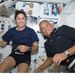 2009: Nicole Stott és John Olivas gyanúsan vigyorognak a Discovery űrsikló fedélzetén. 