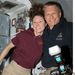 2010: Tracy Caldwell Dyson és Piers Sellers gyanúsan jóban vannak a Nemzetközi Űrállomás fedélzetén. 