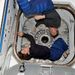 2005: az orosz Szergej Krikaljov és az amerikai Wendy Lawrence félreérthetelen pozícióban a nemzetközi űrállomás fedélzetén. 