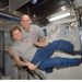 2007: Peggy Whitson és Clay Anderson félreérthetelen pózban az ISS fedélzetén.