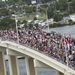 Cape Canaveral térségében százezrek gyűltek össze, hogy lássák az utolsó amerikai űrsikló startját. A titusville-i Max Brewer hídon hatalmas a tömeg.