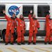 2011. július 8. A négy asztronauta - Rex Walheim, Sandy Magnus, Doug Hurley és Chris Ferguson - búcsút int a Földön maradóknak. Mögöttük az a kisbusz - az Astrovan - ami a startra kész űrsiklóhoz viszi őket.