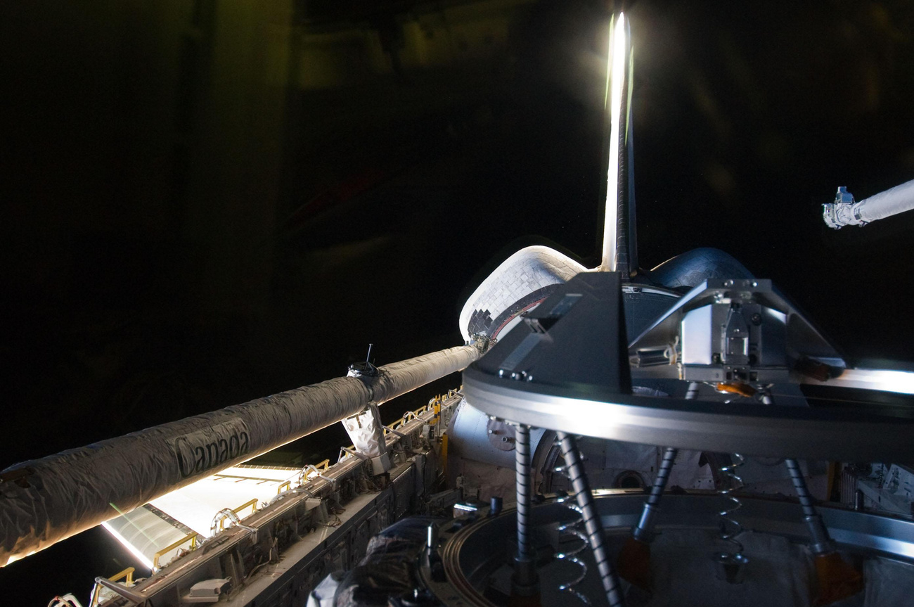 Az ISS legénysége ilyennek látta július 21-én az Atlantis utolsó útját a Földlégterében.