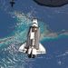 2011. július 10. 3. repülési nap. Az Atlantis űrsikló a Bahamák fölött, nem sokkal a Nemzetközi Űrállomáshoz való csatlakozás előtt. A kép felső részén az ISS-hez dokkolt orosz Progressz teherűrhajó egy kicsi részlete látható.