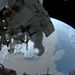 2011. július 12. Ron Garan amerikai űrhajós, az ISS legénységének tagja a keddi űrsétán. Alatta a közel-keleti térség és a Perzsa-öböl. A képet a hatórás űrsétán résztvevő másik ISS-űrhajós, Mike Fossum készítette.