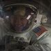 A hat órán át tartó űrsétáról visszatérő Ron Garan az ISS ajtaján kopogtat.