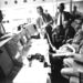 1970. április 15. Az Apollo 13 problémájának megoldásán dolgoznak, Deke Slayton a négyszögletes filterrel szerelt szén-dioxid-szűrő adaptert mutatja. Slaytont Milton L. Windler, Howard W. Tindall, Sigurd A Sjoberg, Christopher C. Kraft és Robert R. Gilruth hallgatja.