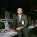 1965. augusztus. Christopher C. Kraft Jr. repülésvezető, a Gemini-Titan V repülését megelőző gyakorlaton. Ma az ő nevét viseli a houstoni űrközpont küldetésirányítási központja.