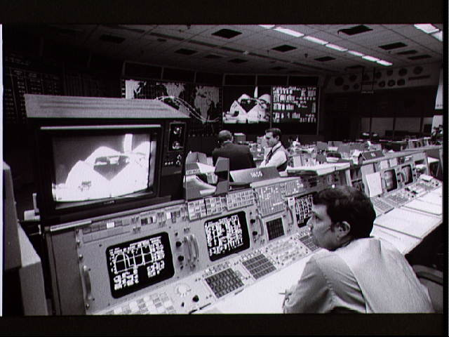 1984. február. Az STS 41-B űrsiklóküldetés irányítása, a monitoron a Challenger hátsó traktusa látszik..