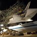 2008. december 13. Lemelik az Endeavourt a szállítógépről. Jól megfigyelhető az űrsikló végén a védőtölcsér, ami a hajtóműveket óvja a szállítás alatt.