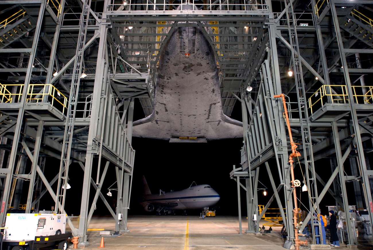 2009. június 2. Az Atlantisszal a hátán landol a Kennedy Űrközpontban a speciális Boeing.